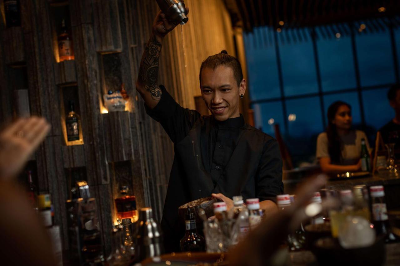 فندق Hyatt Centric كوتا كينابالو المظهر الخارجي الصورة A bartender at work