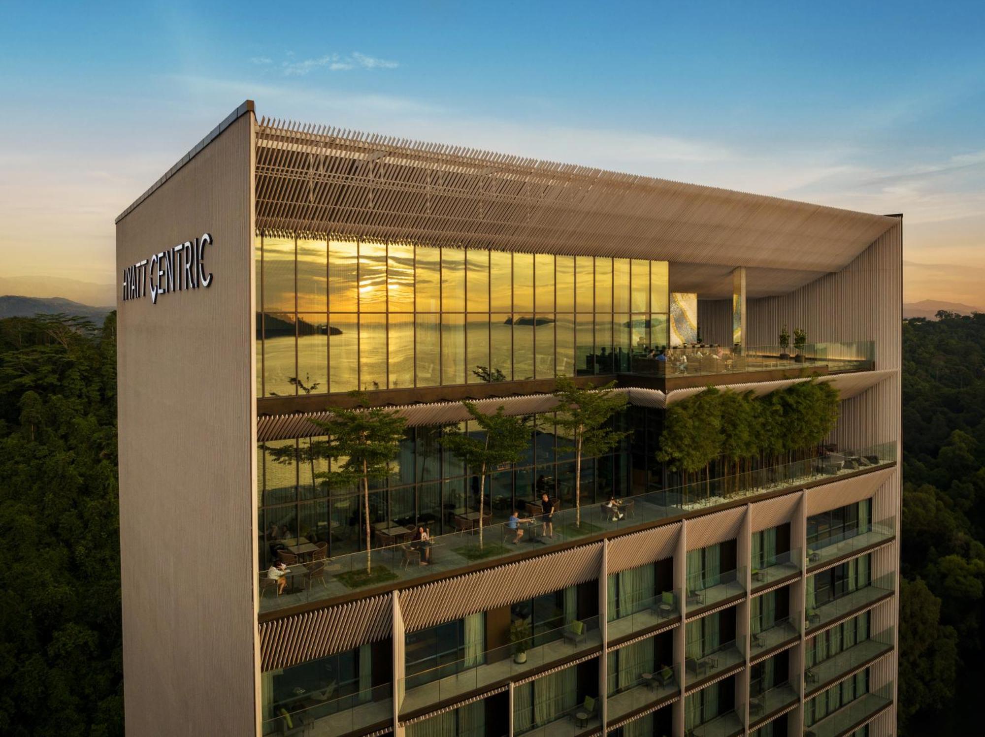 فندق Hyatt Centric كوتا كينابالو المظهر الخارجي الصورة The building's rooftop