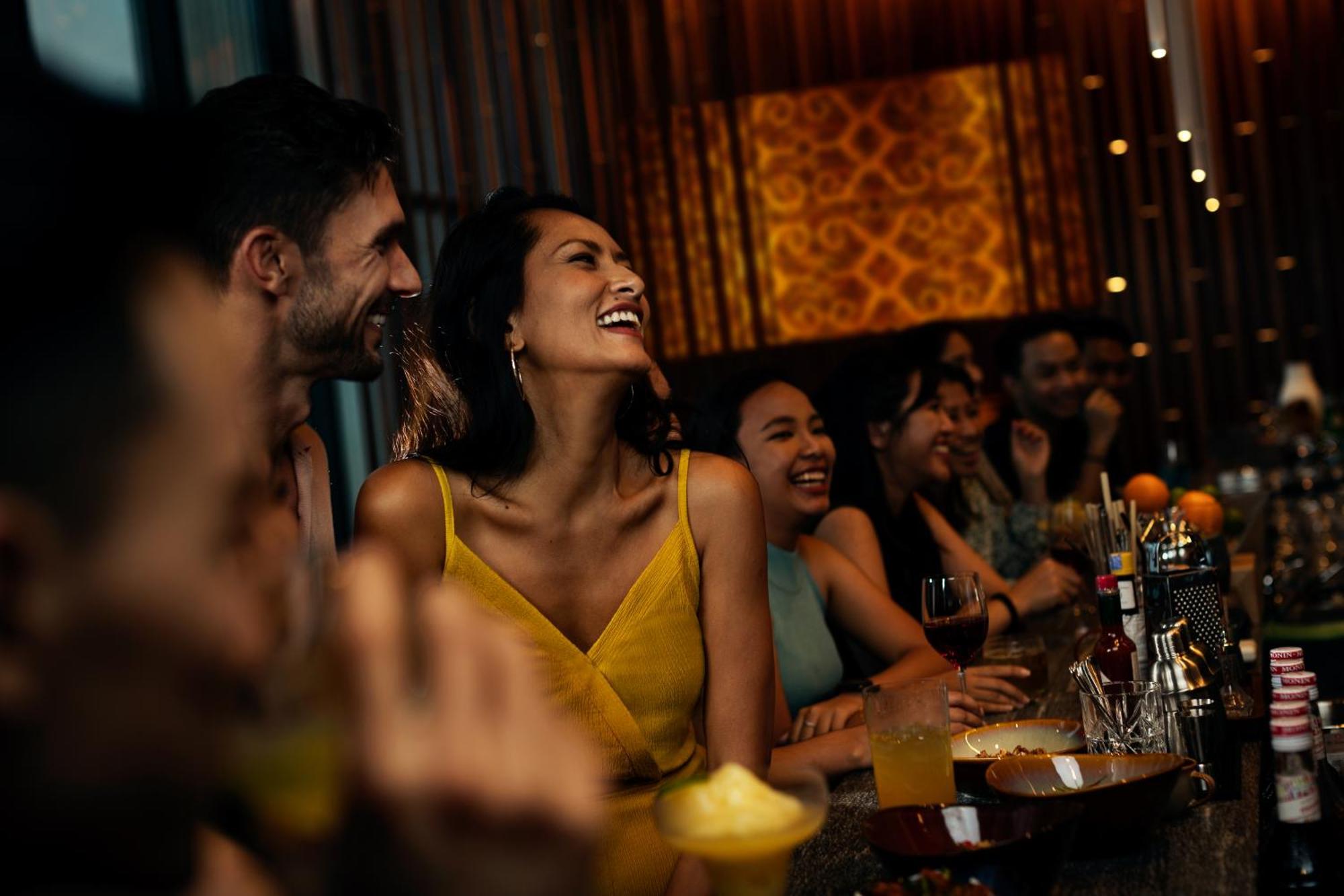 فندق Hyatt Centric كوتا كينابالو المظهر الخارجي الصورة A woman laughing with friends
